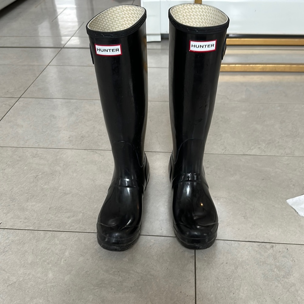 Gently used women’s tall Hunter rainboots.